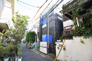 【前面道路含む現地写真】 | 駅徒歩5分とは思えない、とても静かな住宅街の中に佇む限定1棟です。