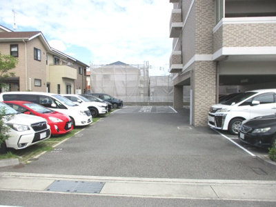 【駐車場】 | ロワイヤル西明石 | 自走式平面駐車場になります。