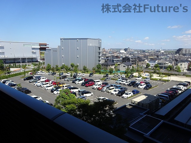 オーベルグランディオ三郷中央の展望|平置きの駐車スペースです。