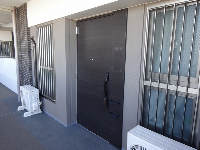 オーベルグランディオ三郷中央のその他共用部分|重厚感がある玄関ドアです。