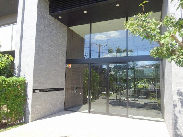 オーベルグランディオ三郷中央のエントランス|南側の正面メインエントランス入口です。