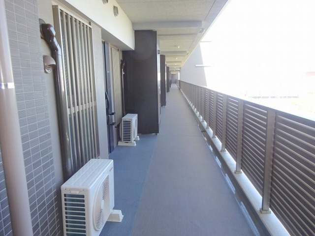 オーベルグランディオ三郷中央のその他共用部分|清潔感のある共用部分の廊下です。