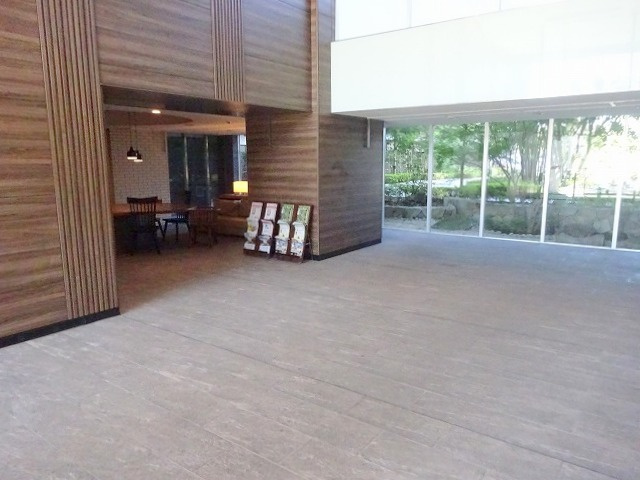 オーベルグランディオ三郷中央のエントランス|清潔感のあるエントランスです。