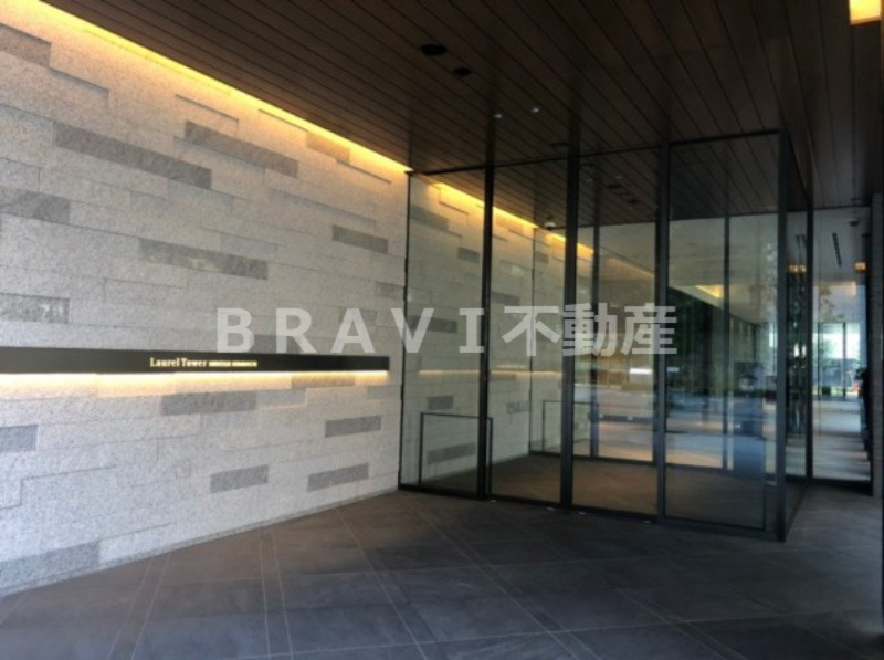 ローレルタワー御堂筋本町　BRAVI不動産のエントランス|【ローレルタワー御堂筋本町】ゆとりのあるエントランスです