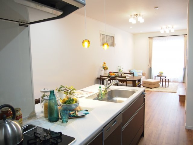 【居間・リビング】 | 世田谷区上北沢４丁目 中古戸建 | LDK　19.8帖の広々リビング　天井高が2.55ｍありますのでリビングでゆったりと寛いで頂けます。　　