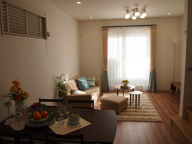 【居間・リビング】 | 世田谷区上北沢４丁目 中古戸建 | リビング　19.8帖の広々リビング　天井高が2.55ｍありますのでリビングでゆったりと寛いで頂けます。