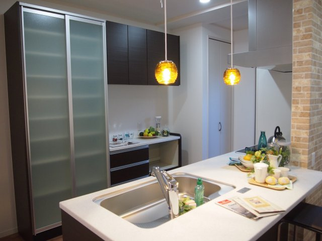 【キッチン】 | 世田谷区上北沢４丁目 中古戸建 | キッチン　開放感たっぷりのアイランドキッチン仕様　キッチンに合わせた備え付けのカップボード付　