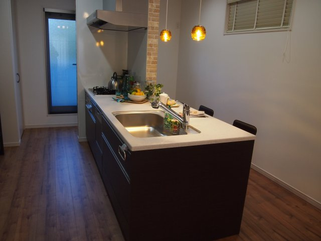 【キッチン】 | 世田谷区上北沢４丁目 中古戸建 | キッチン　開放感たっぷりのアイランドキッチン仕様　キッチンに合わせた備え付けのカップボード付　