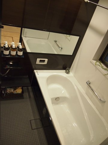 【浴室】 | 世田谷区上北沢４丁目 中古戸建 | 浴室　半身浴もできるベンチタイプの浴槽　高級感あるダーク系の浴室はゆったり1616(1坪)サイズ　浴室乾燥暖房機付