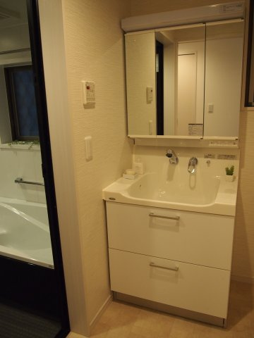 【独立洗面台】 | 世田谷区上北沢４丁目 中古戸建 | 洗面化粧台　身支度に便利な三面鏡タイプ　お掃除お手入れも容易な造りになっております。