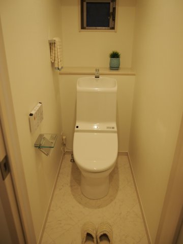 【トイレ】 | 世田谷区上北沢４丁目 中古戸建 | トイレ　十分な換気が出来る様、窓を設置。高機能タイプのトイレは節水タイプのエコ仕様