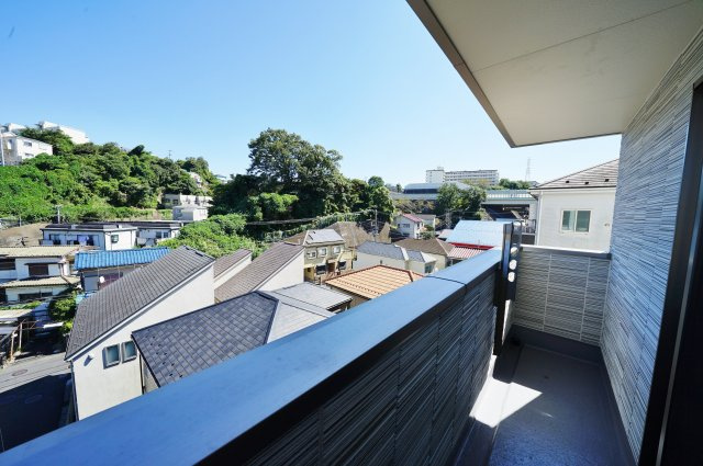 ＬＤＫ１９．３帖の３ＳＬＤＫ。保土ケ谷区瀬戸ケ谷町　新築戸建ての展望|2箇所のバルコニー付きで、家事動線もスムーズになりそうです。