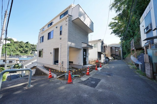 ＬＤＫ１９．３帖の３ＳＬＤＫ。保土ケ谷区瀬戸ケ谷町　新築戸建ての前面道路含む現地写真|愛車に嬉しいビルトインガレージ付き。