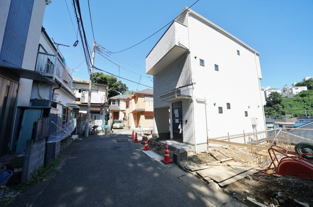 ＬＤＫ１９．３帖の３ＳＬＤＫ。保土ケ谷区瀬戸ケ谷町　新築戸建ての前面道路含む現地写真|周辺環境もあわせて、ぜひ現地をご覧ください。