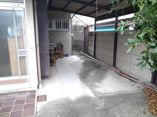 小笠原　5DK　中古物件の駐車場|カースペース
屋根付きなので雨でも車が濡れません！