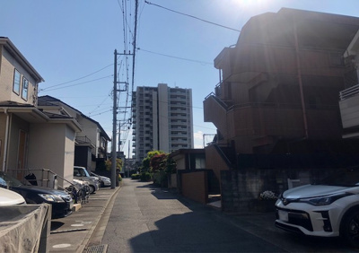 【現況写真】 | パレ・ドール町田上鶴間 | 道路までの距離や建物のサイズ感も実際の現地を確認下さい。
