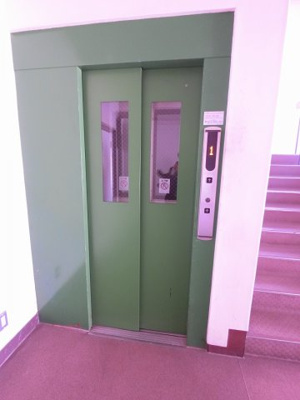 【その他共用部分】 | メゾン緑ヶ丘 | お買い物時やベビーカーの出し入れに便利なエレベーター付です。