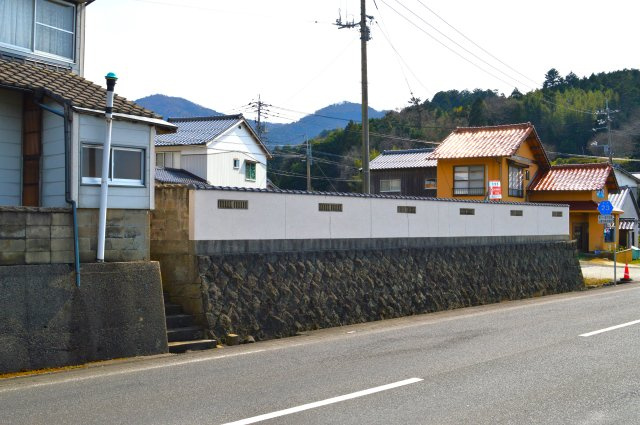 奥宇賀町　売土地の外観|海側の道路から見た様子。