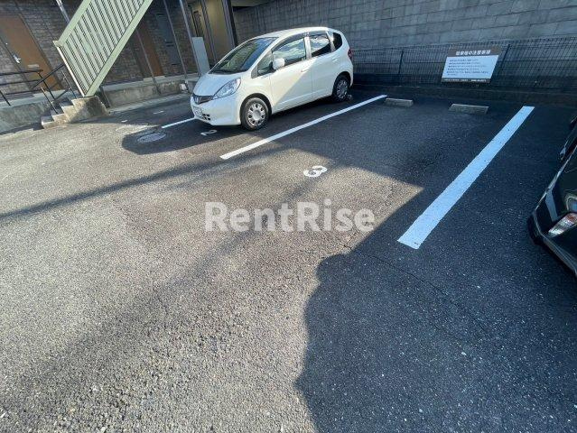 アムールイワタの駐車場