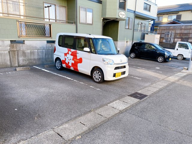 ニューバードハイツ　IIの駐車場