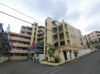 【外観】 | 総戸数４６戸、２００３年２月築、管理人は日勤勤務につき管理体制良好です♪