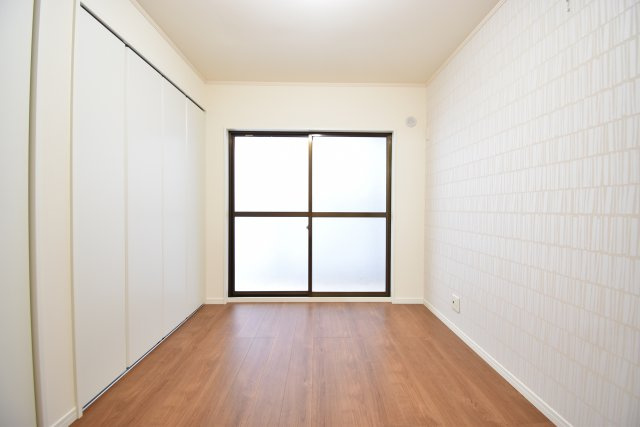マンション寿の洋室