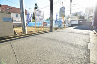 【前面道路含む現地写真】 | 現地見学や資料請求などお気軽にお問合わせ下さい。
周辺環境とあわせて現地ご案内致します。