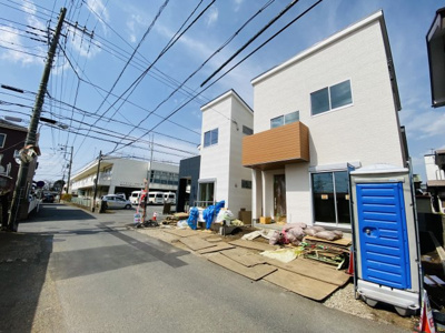 【外観】 | 売主　新築戸建　ＭＬＨ長後・高座渋谷　全２棟②　仲介手数料不要 | オレンジ色のバルコニーが2号棟です。