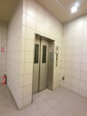 【その他共用部分】 | リブゼ横浜サザンティアラ | お買い物時やベビーカーの出し入れに便利なエレベーター付です。