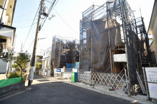 【外観】 | 車通りは少なく小さなお子様にも安心の立地です。モデルハウスへのご案内も致します。