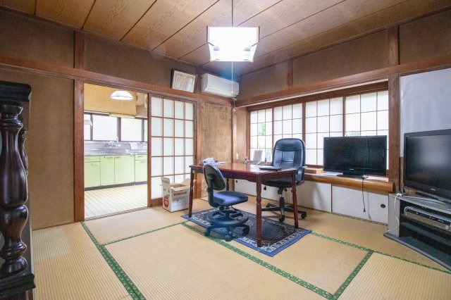 足利市月谷町の中古一戸建の居間・リビング|こちらのリビングでは、ご家族でお食事や団欒などの居住空間としてもお使い頂けます。