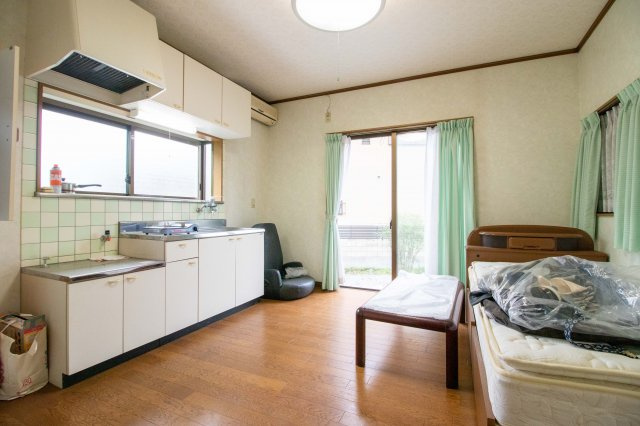 足利市月谷町の中古一戸建の洋室|こちらは2階のキッチン付き洋室になります。1階へ行かずに調理が出来たり、お飲み物を取りに行く手間が省けたりと何かと便利ですね。