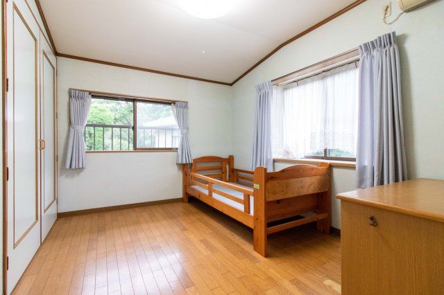 足利市月谷町の中古一戸建の洋室|2面採光のこちらの洋室では、明るく暖かい雰囲気のお部屋です。収納スペースもあるので、お子様部屋としてもお使い頂けます。お片付けも率先して出来そうですね。