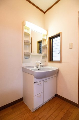 足利市月谷町の中古一戸建の独立洗面台|こちらは2階の使い勝手の良いシャワー付きの独立洗面台になります。1階にも洗面台が設置されているので、朝の忙しい時間帯でもご家族で待つことなくお使い頂けるのも嬉しいですね。