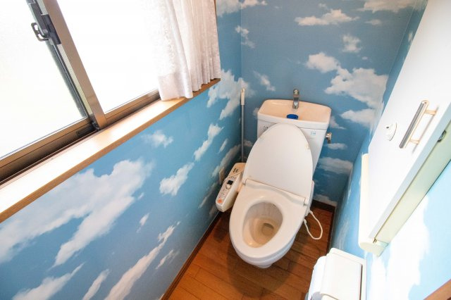 足利市月谷町の中古一戸建のトイレ|こちらは2階のトイレになります。1階にもトイレがあるので待つことなく使えるのは便利ですね。壁紙は可愛らしい雰囲気で、お子様に嬉しい楽しい空間になります。