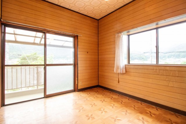 足利市月谷町の中古一戸建の洋室|こちらの洋室も2面採光で明るい心地の良い空間ですね。バルコニーへの出入り可能なのでそのまま、お布団など干せるのも嬉しいですね。