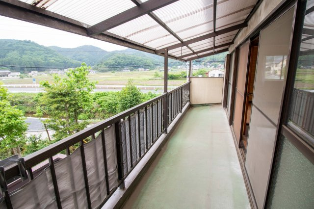 足利市月谷町の中古一戸建のバルコニー|雨除け付きのバルコニーなので急な雨などに対応でき、お布団や大きな洗濯物なども干せたりも出来るので便利ですね。