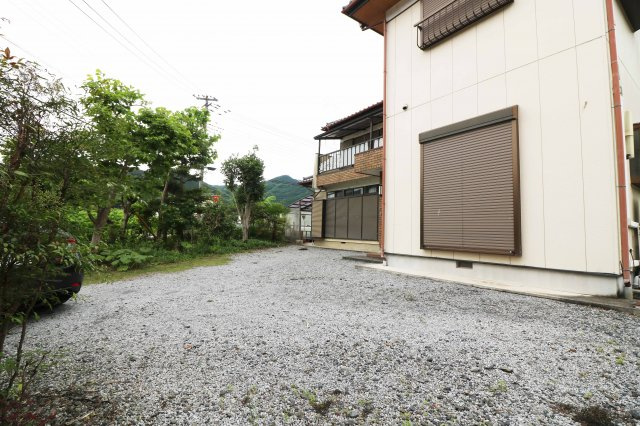 足利市月谷町の中古一戸建の庭|玄関前のスペースでは駐車スペースとして3台以上可能になります。ご友人やご親戚の方などお呼び出来ますね。ガーデニングや家庭菜園などもお楽しみ頂けます。