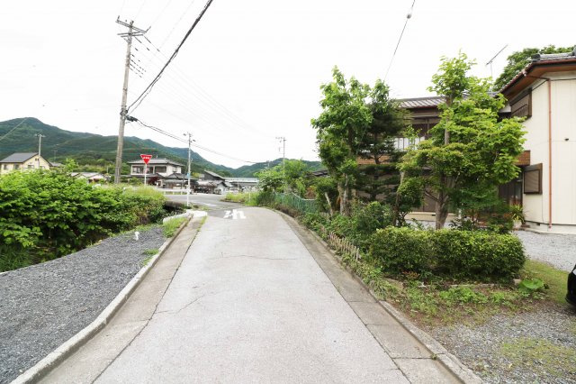 足利市月谷町の中古一戸建の前面道路含む現地写真|閑静な住環境で周辺道路の交通量も少なく、運転や車の出入りもラクに出来るのも嬉しいですね。