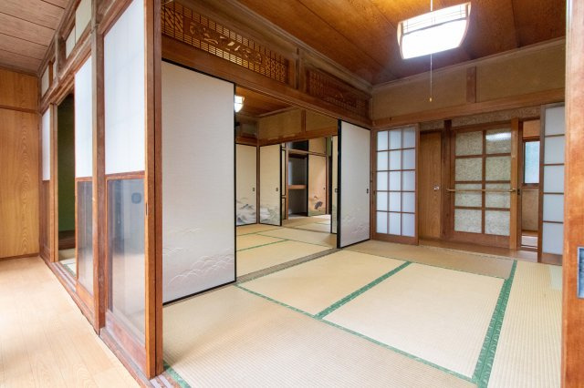 足利市月谷町の中古一戸建の和室|こちらの和室では、続き間になっているので開放的空間でご家族団欒などお楽しみいただけます。広々空間で会話も弾みますね。