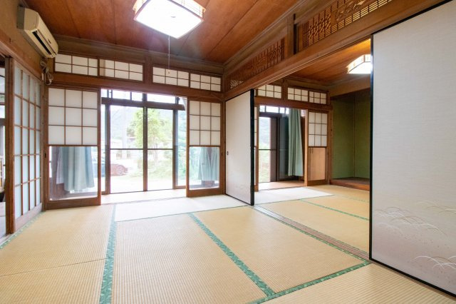 足利市月谷町の中古一戸建の和室|南向きなので日当たり良好です。窓からの差し込む日差しがお部屋全体を明るく心地の良い空間へと導いてくれるような雰囲気ですね。
