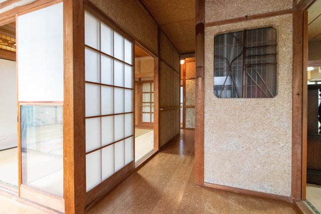 足利市月谷町の中古一戸建の玄関|玄関入り、すぐ和室へ行けるのでお仕事帰り時などお疲れの身体をゆっくりお休み頂けます。