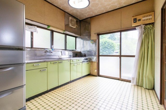足利市月谷町の中古一戸建のキッチン|2面採光のキッチンでは明るい空間でお料理が楽しめますね。システムキッチンなので使い勝手も良くお手入れも簡単です。