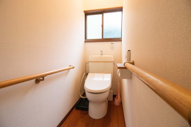 足利市月谷町の中古一戸建のトイレ|温水洗浄便座なのでいつでも暖かい状態でお使い頂けます。窓付きなので、換気が出来るのも嬉しいですね。
