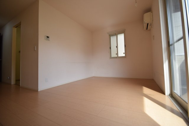 コスモ　ガーデンの居間・リビング|ゆったりとした居間です