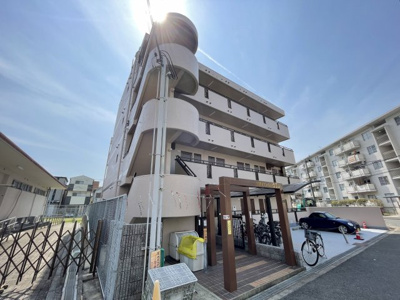 【外観】 | サンコーポウエノ | 階段の部分がカーブになっています