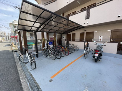 【その他共用部分】 | サンコーポウエノ | 雨除け付きの駐輪場です