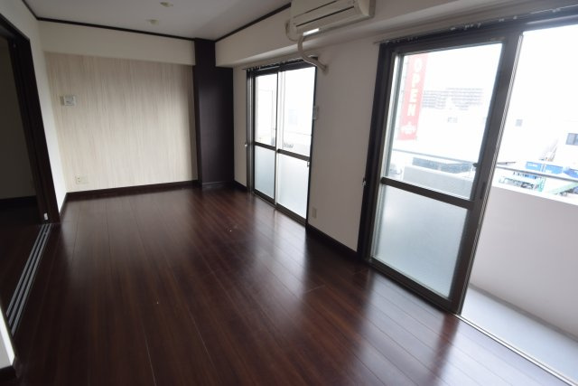 ガーデンアネックスの居間・リビング|角部屋は出窓付きです。