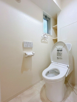 【トイレ】 | 藤和千里ハイタウン | 温水洗浄便座付のトイレで、冬の寒い時期でも快適！窓が設置されており、換気もスムーズに行えます。
