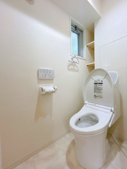 【トイレ】 | 藤和千里ハイタウン | 温水洗浄便座付のトイレで、冬の寒い時期でも快適！窓が設置されており、換気もスムーズに行えます。